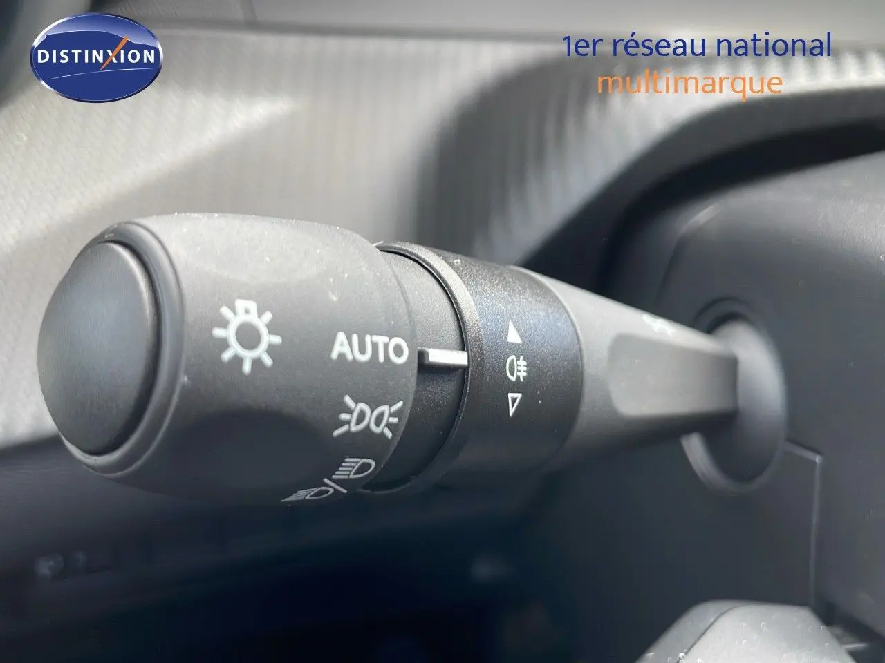Gros plan sur la commande des phares du Peugeot 2008 noir Perla Metal, montrant les réglages automatiques et feux antibrouillard.