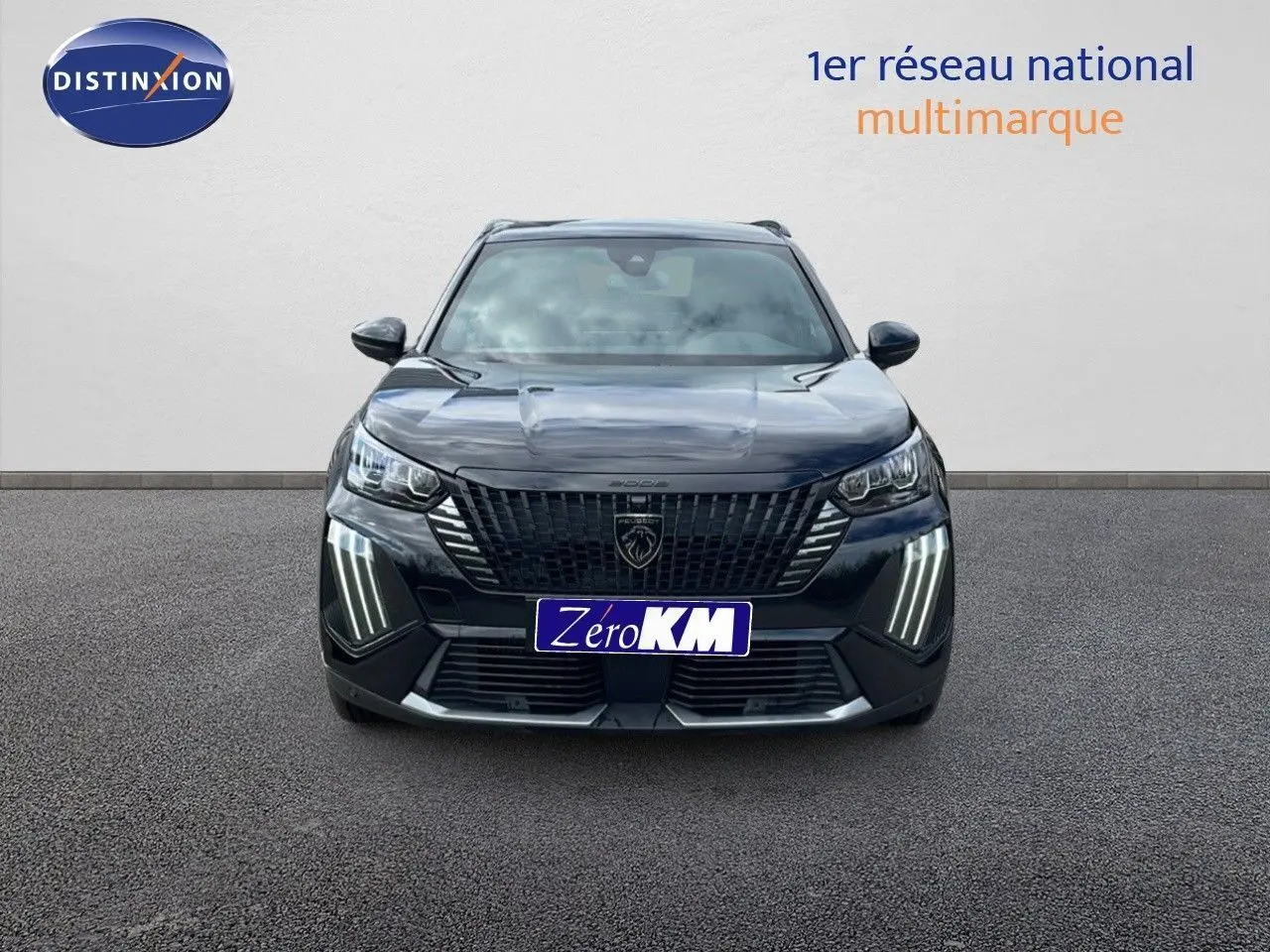 Vue frontale d'un Peugeot 2008 noir perla metal avec feux LED verticaux et calandre imposante.