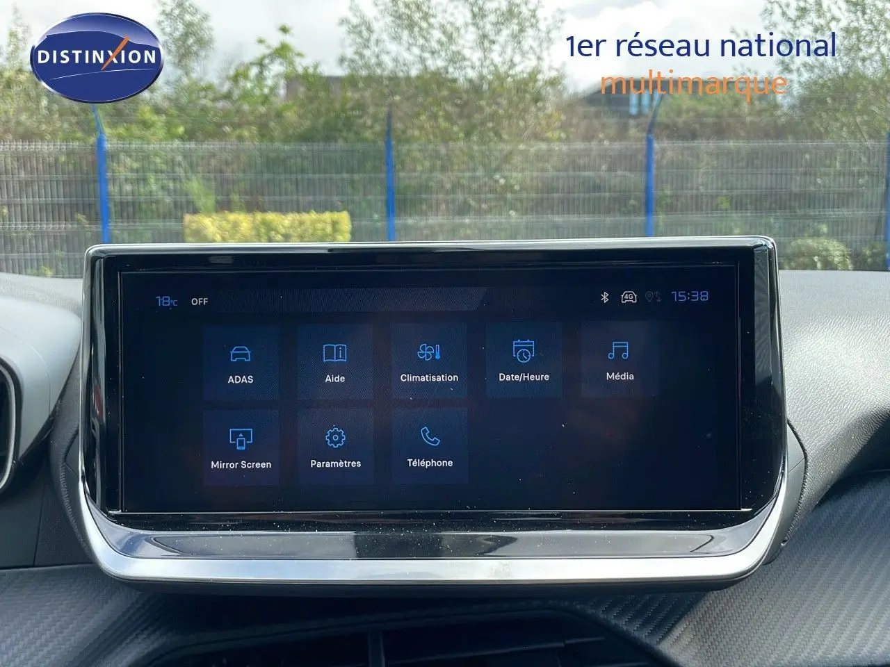 Écran tactile central du tableau de bord du Peugeot 2008 2025 affichant les options de climatisation et média.