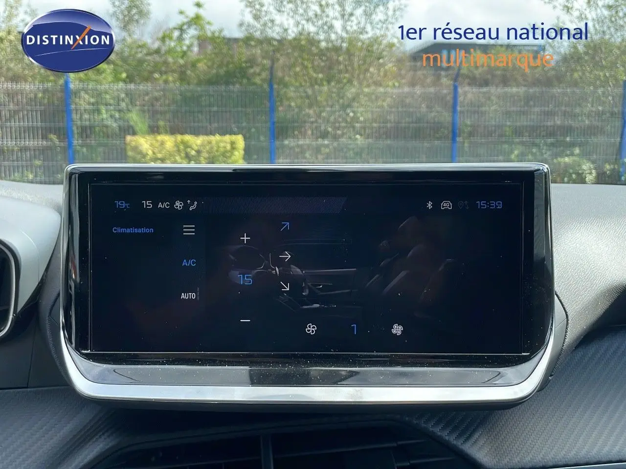 Écran tactile central du tableau de bord du Peugeot 2008 2025, affichant la climatisation en extérieur lumineux.