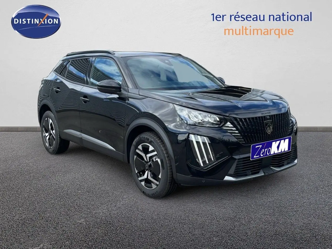 Peugeot 2008 noir perla metal en 3/4 avant droit, avec feux LED et jantes bi-ton distinctives.