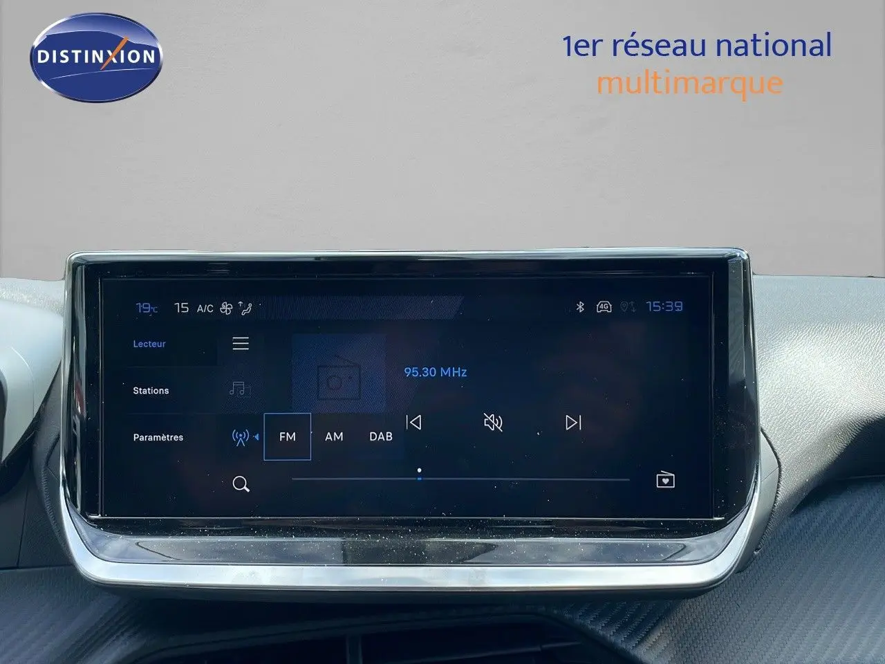 Écran tactile central du tableau de bord du Peugeot 2008 2025 affichant la radio FM à 95,30 MHz