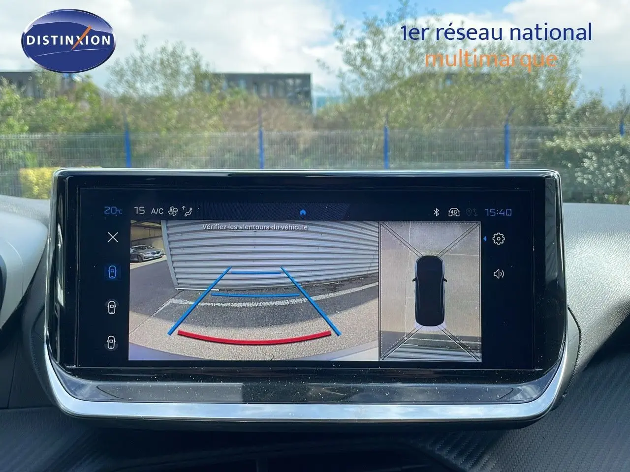 Écran tactile intérieur affichant la caméra de recul et vue 360° du Peugeot 2008 noir perla metal.