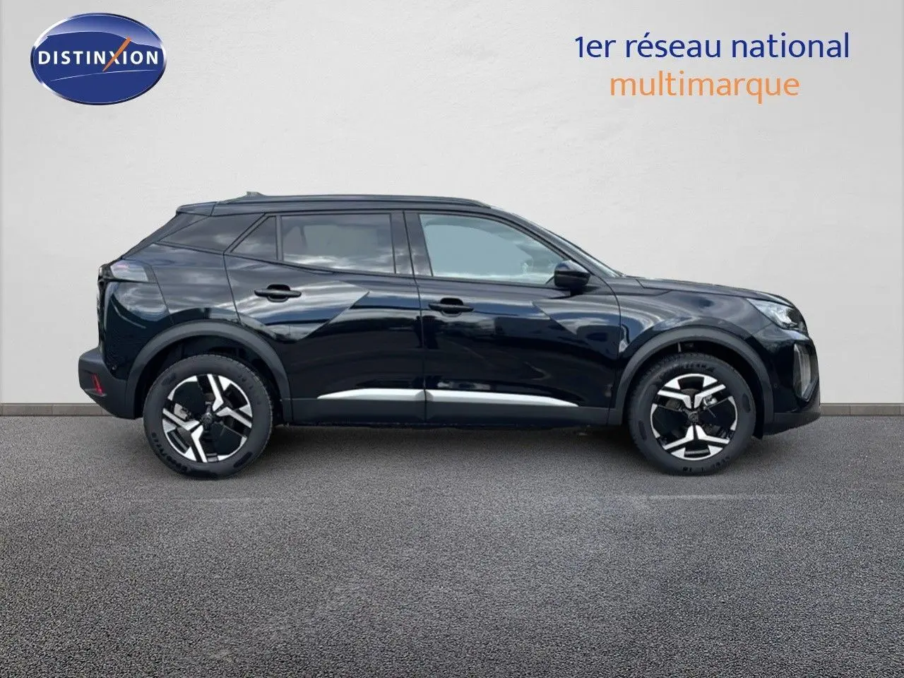 Profil côté droit d'un Peugeot 2008 noir perla metal 2025 avec jantes alliage bicolores et lignes dynamiques.