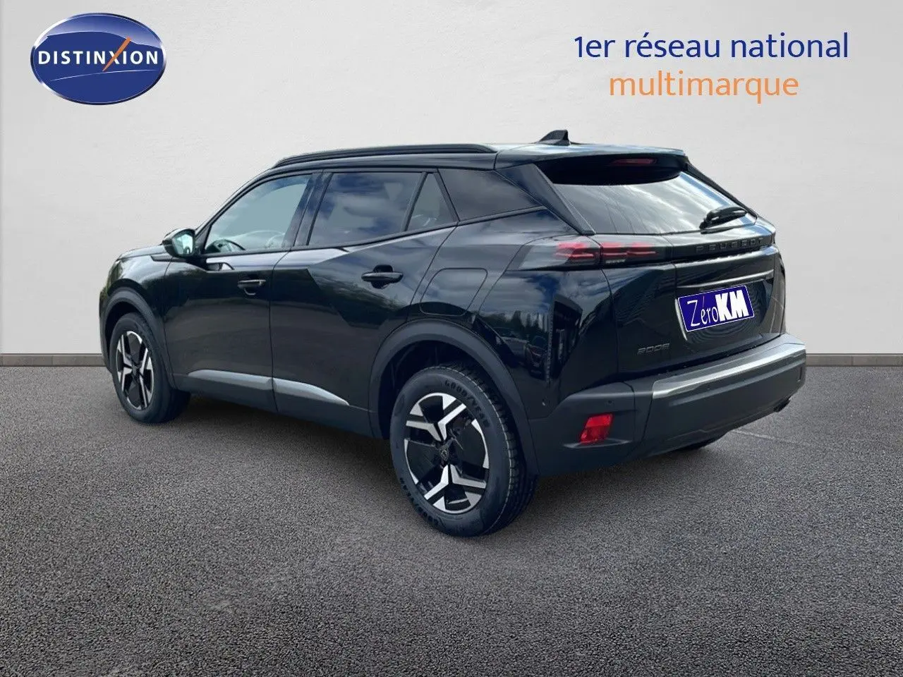 Peugeot 2008 noir perla metal en 3/4 arrière côté gauche, avec jantes bi-ton et feux LED distinctifs.