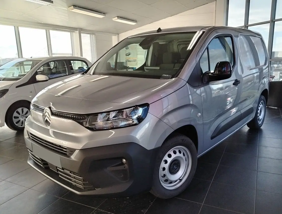 Vue 3/4 avant droite du Citroën Berlingo Van gris acier 2025 avec pare-chocs noir et jantes acier simples.