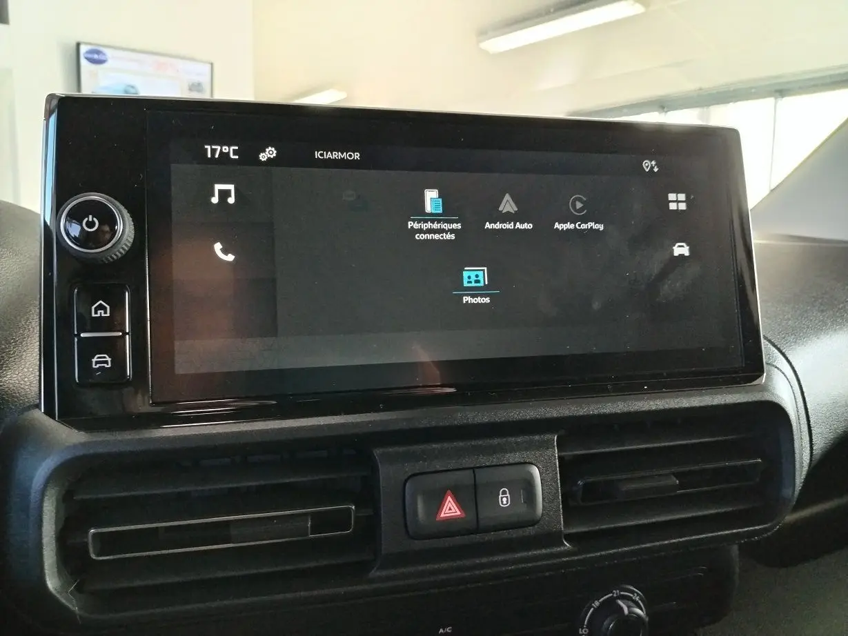 Écran tactile central du tableau de bord du Citroën Berlingo 2025 gris acier, affichant les options Android Auto et Apple CarPlay.