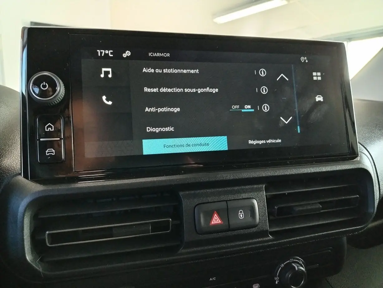 Écran tactile central du Citroën Berlingo 2025 gris acier affichant les réglages d'aide à la conduite et anti-patinage.