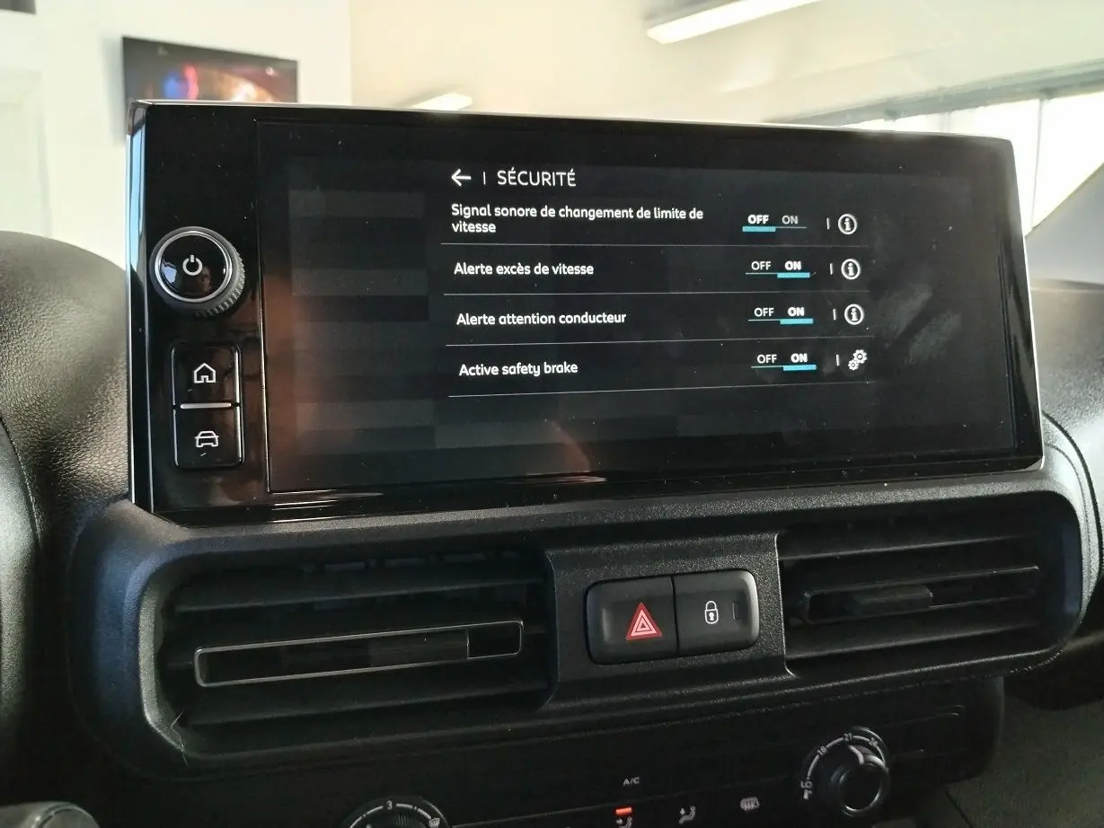 Écran tactile central affichant les réglages de sécurité dans l'habitacle du Citroën Berlingo gris acier 2025.