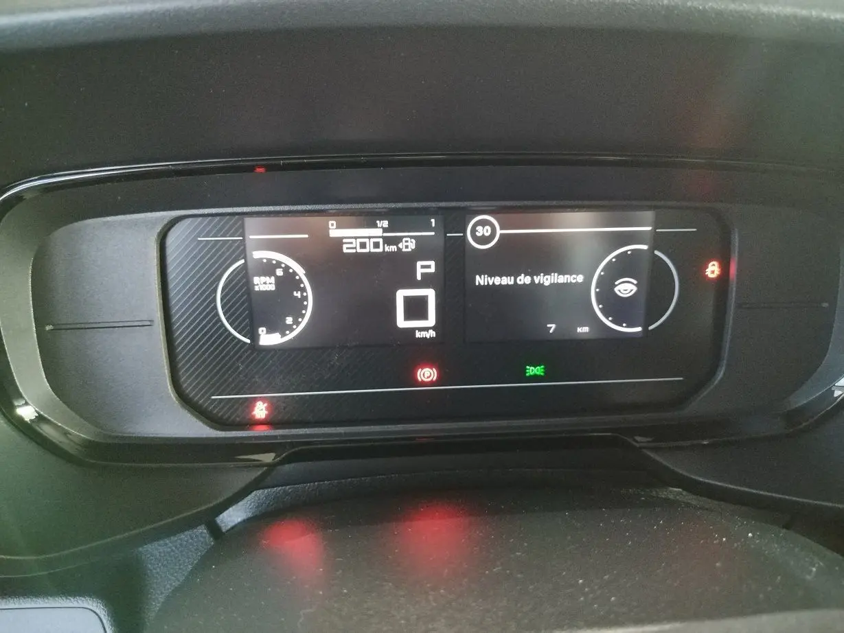 Tableau de bord numérique du Citroën Berlingo 2025 affichant la vigilance du conducteur et l'autonomie à 200 km.