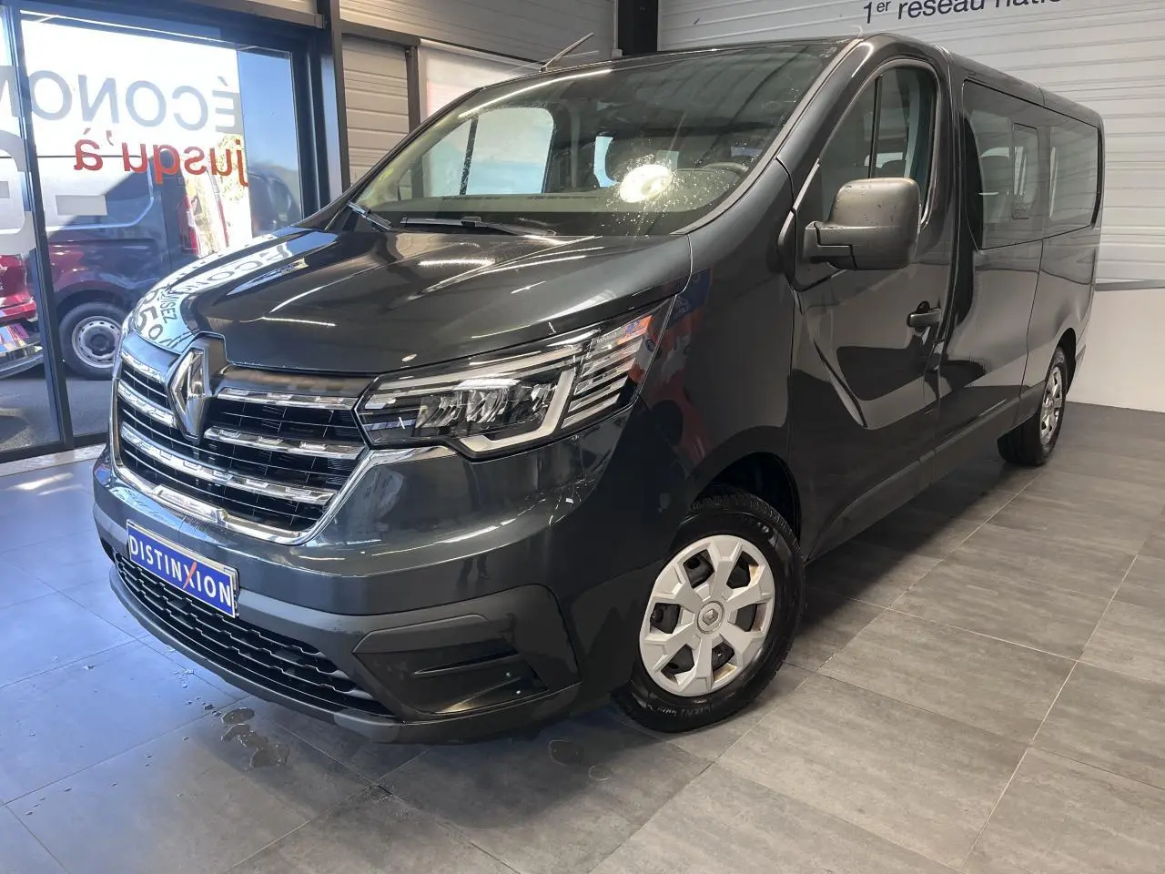 Renault Trafic Fourgon gris foncé en 3/4 avant droit, avec projecteurs Full LED et jantes 16 pouces.