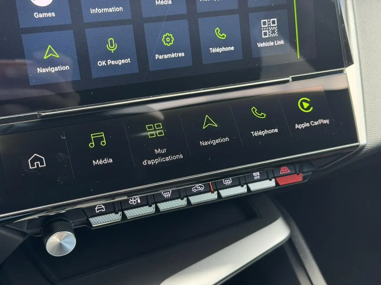 Gros plan sur l'écran tactile central et les commandes tactiles du tableau de bord de la Peugeot 308 gris Selenium.