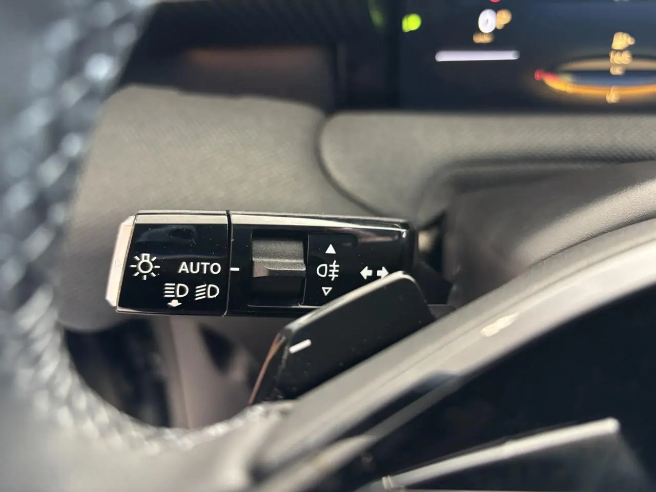 Gros plan sur la commande des feux et clignotants dans l’habitacle du Citroën C5 Aircross vert 2026.