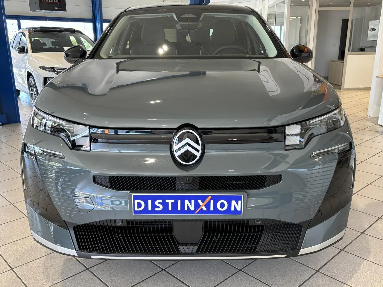 Vue frontale d'un Citroën C5 Aircross 2026 vert métallisé avec calandre noir brillant et logo centré.
