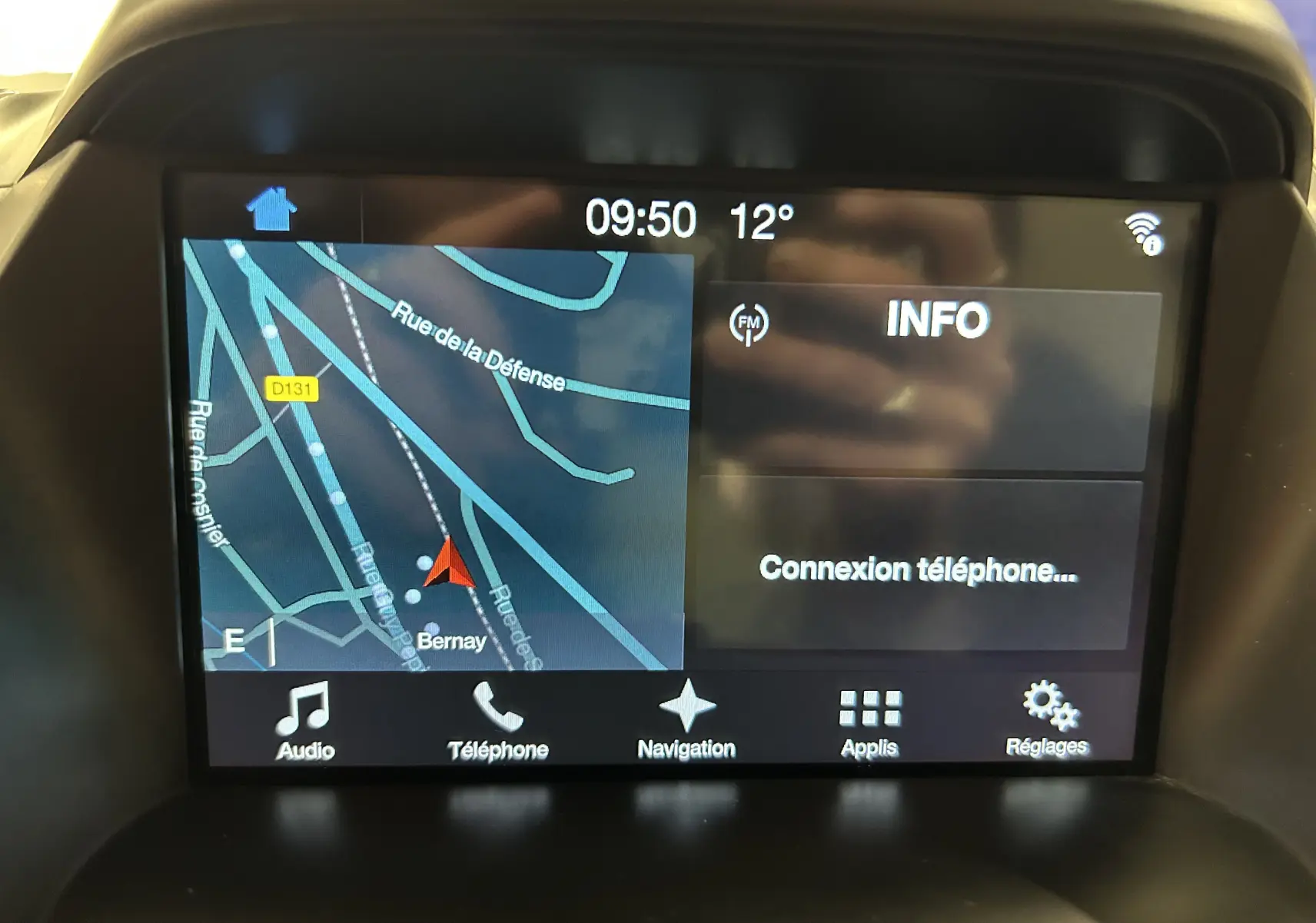 Écran tactile central du Ford Kuga Vignale 2017 affichant la navigation et les options multimédia en intérieur noir.