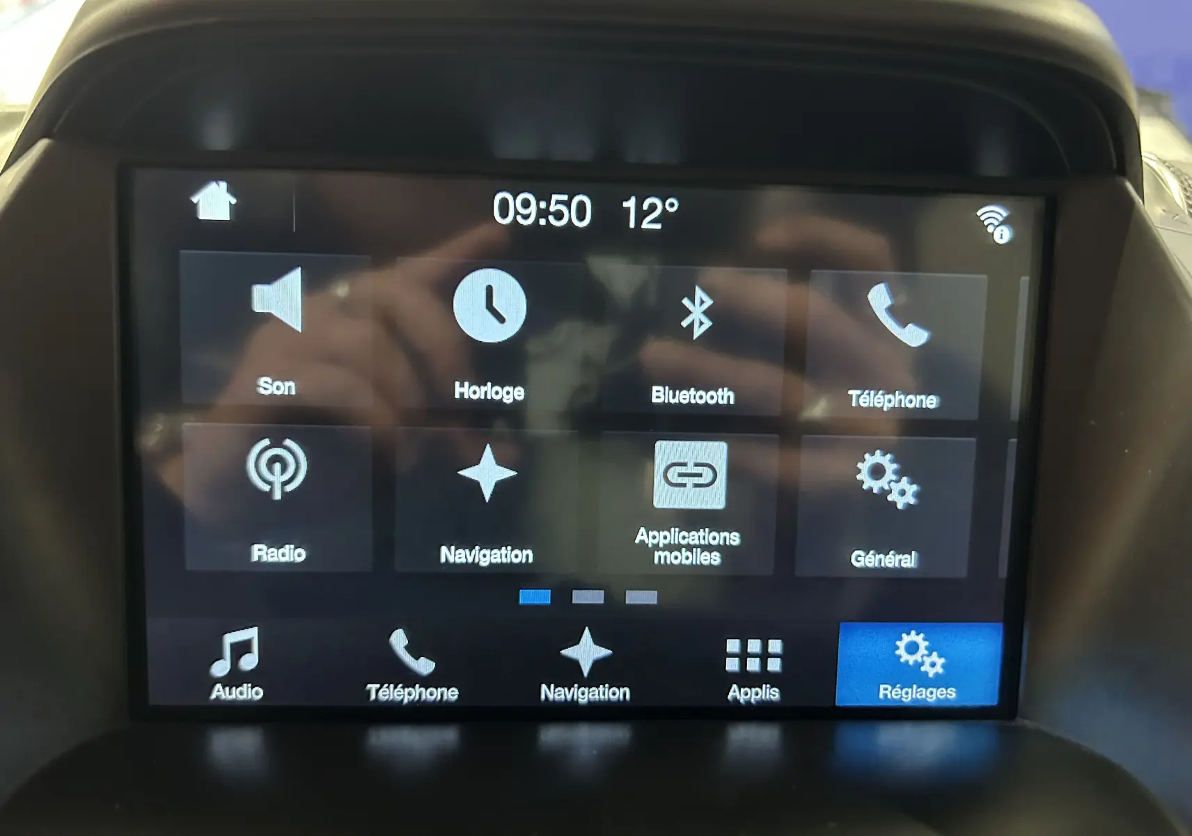 Écran tactile central du Ford Kuga Vignale 2017 affichant les options audio, téléphone, navigation et réglages.