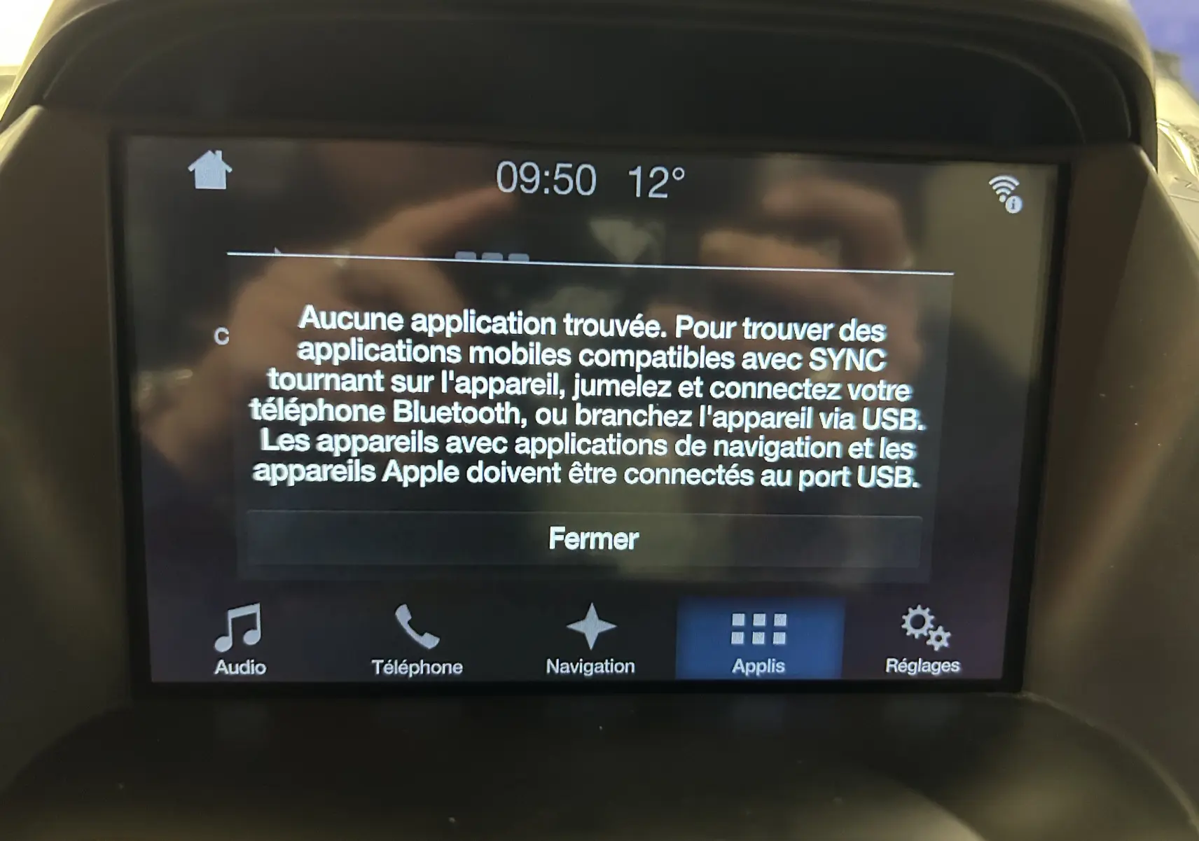 Écran tactile central du Ford Kuga noir 2017 affichant un message d'absence d'applications compatibles SYNC.