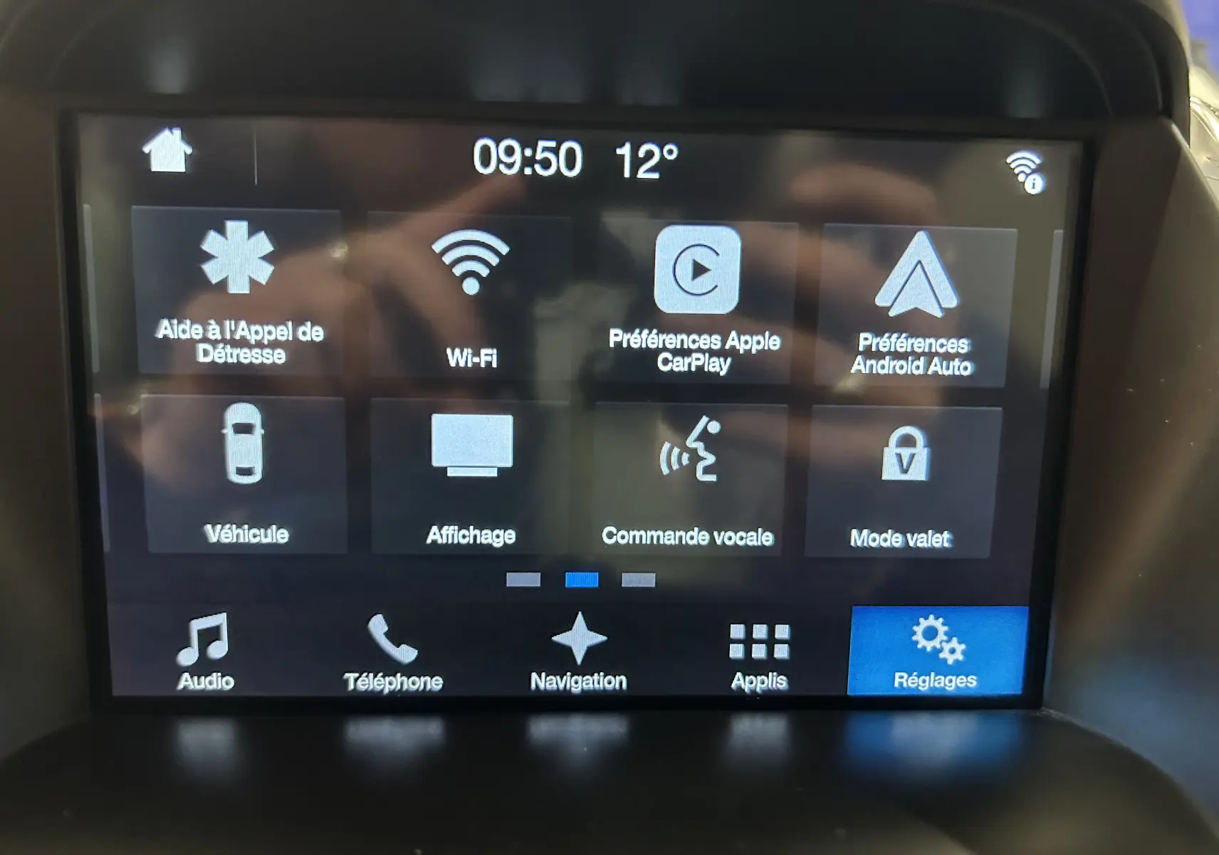Écran tactile central du Ford Kuga noir 2017 affichant les options connectivité et réglages.
