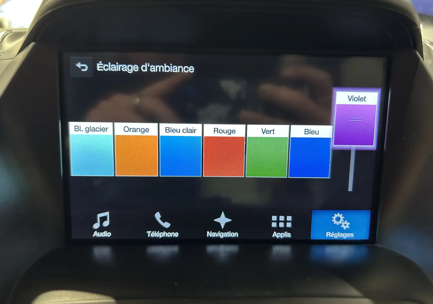 Écran tactile intérieur du Ford Kuga 2017 affichant les options de réglage d’éclairage d’ambiance avec plusieurs couleurs disponibles.