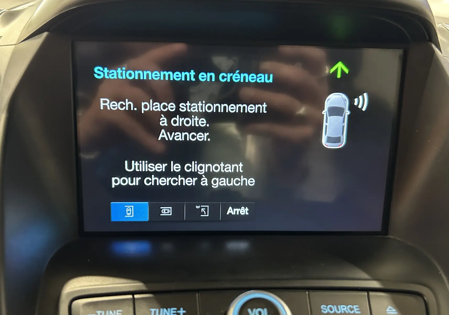 Écran central du Ford Kuga noir 2017 affichant l'assistance au stationnement en créneau avec instructions en français.