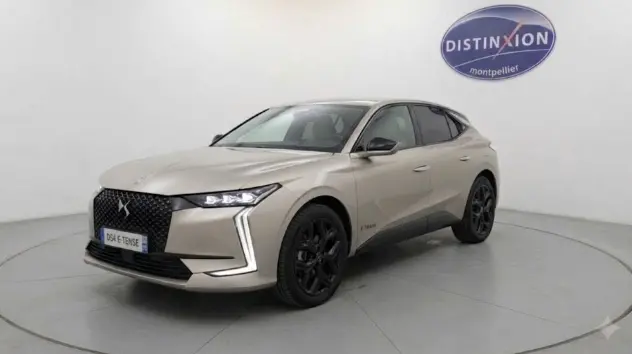 DS4 Hybride E-Tense 225 gris vue 3/4 avant, avec calandre distinctive et feux LED en forme de flèche.