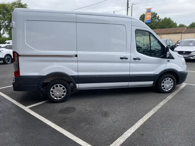 Vue latérale gauche d'un fourgon Ford Transit blanc, modèle 2019, avec porte coulissante et jantes acier.