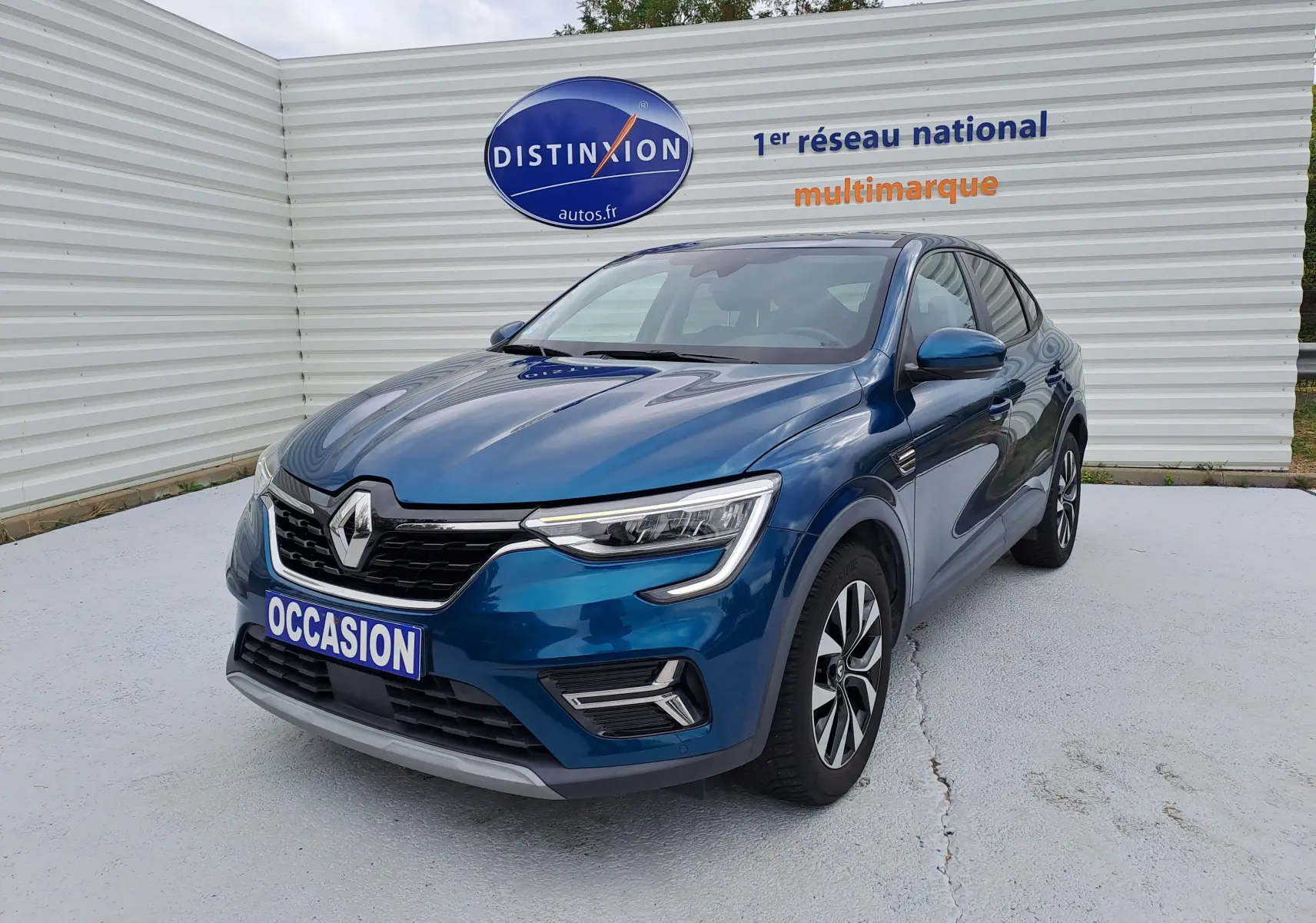 Renault Arkana bleu Zanzibar métal en 3/4 avant droit, avec calandre noire et phares LED distinctifs.