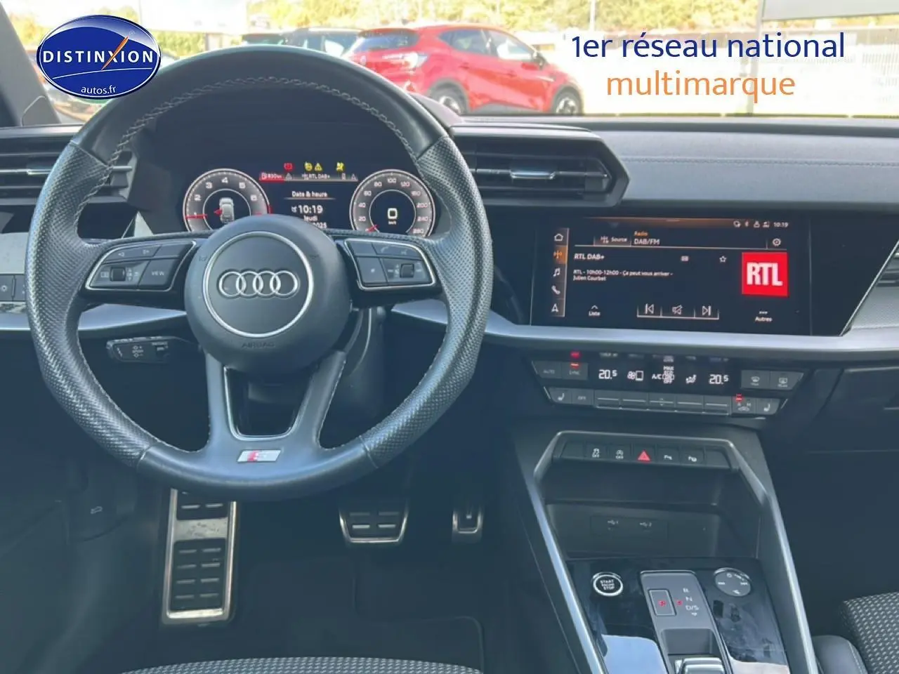 Intérieur Audi A3 Sportback 2024 noir, vue du tableau de bord avec volant multifonction et écran tactile central.