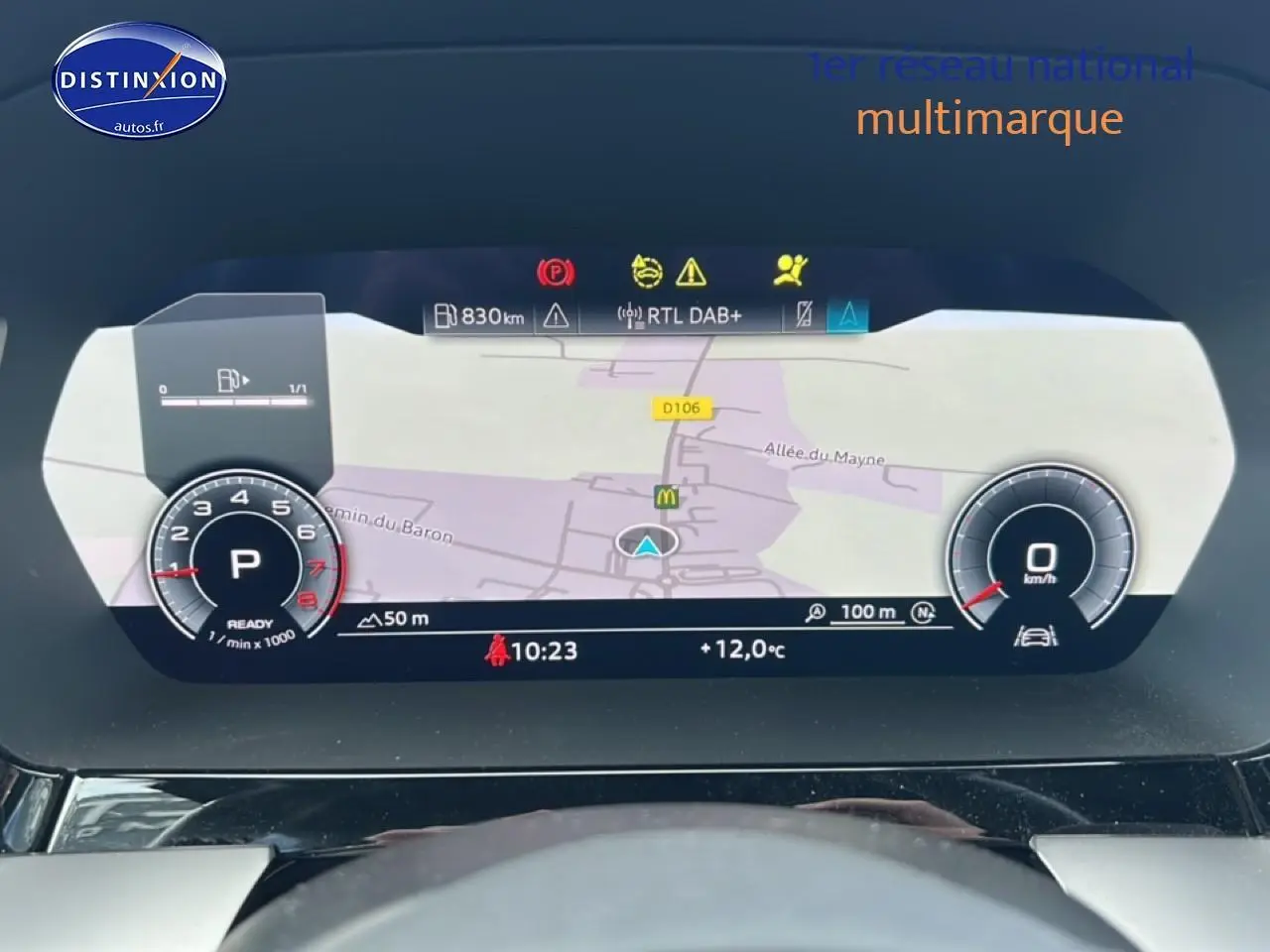 Tableau de bord numérique de l'Audi A3 Sportback 2024 affichant la navigation et compte-tours en vue frontale.