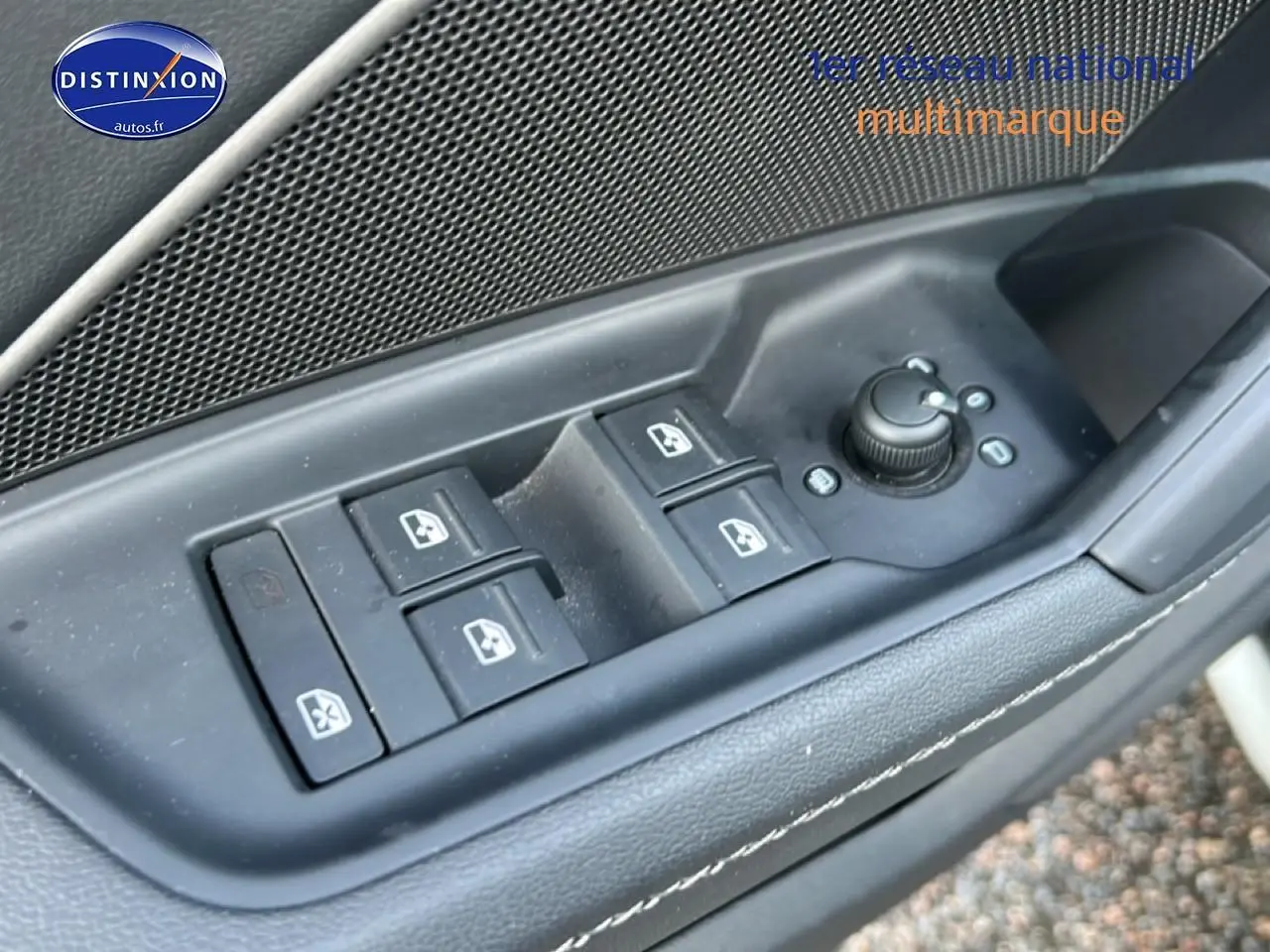 Gros plan sur les commandes des vitres et rétroviseurs côté gauche d'une Audi A3 Sportback noire 2024.