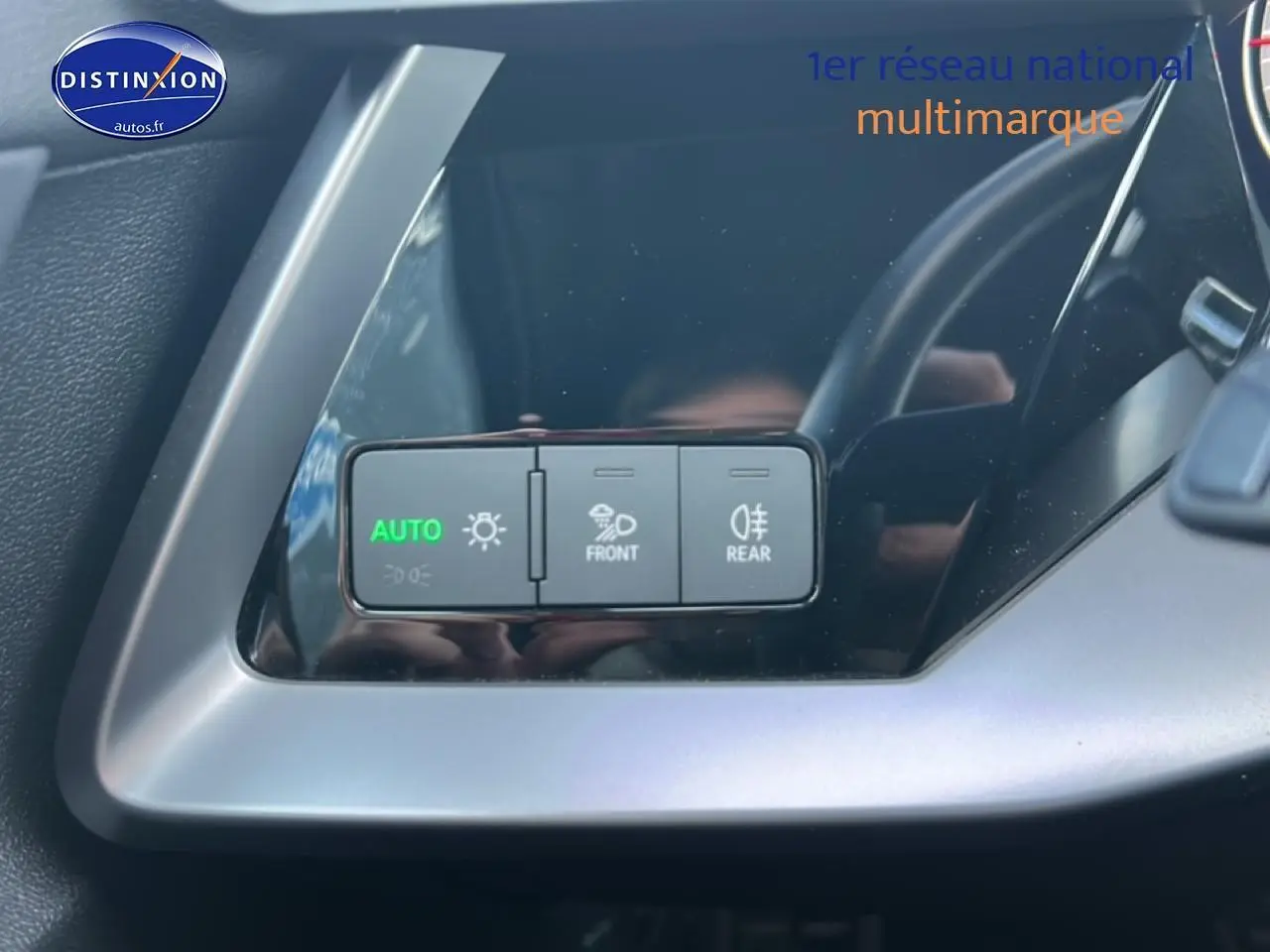 Boutons de commande d'éclairage automatique et feux antibrouillard avant et arrière sur le tableau de bord d'une Audi A3 Sportback noire 2024