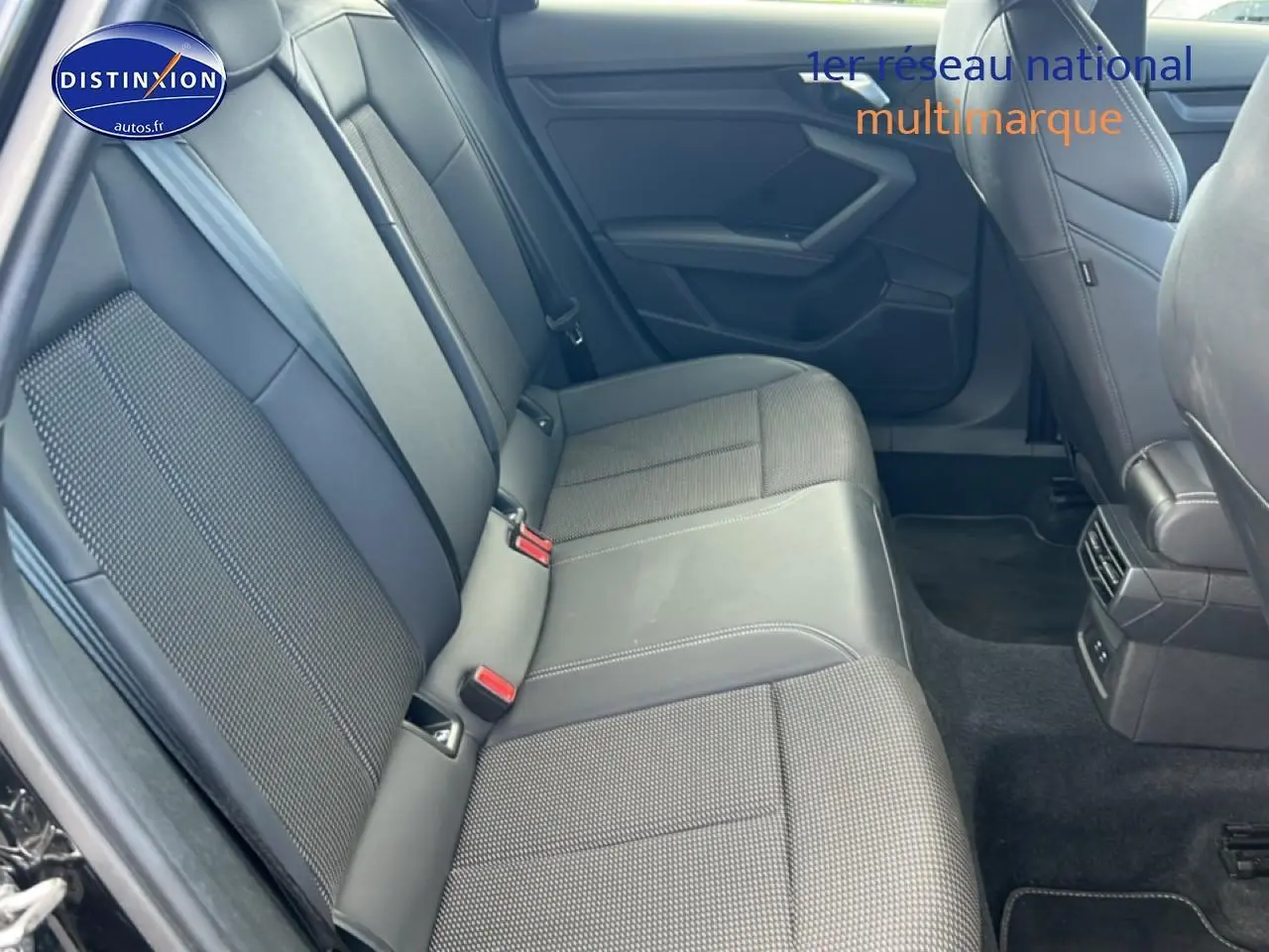 Banquette arrière en tissu noir et gris vue côté droit de l'Audi A3 Sportback 35 TFSI 2024.