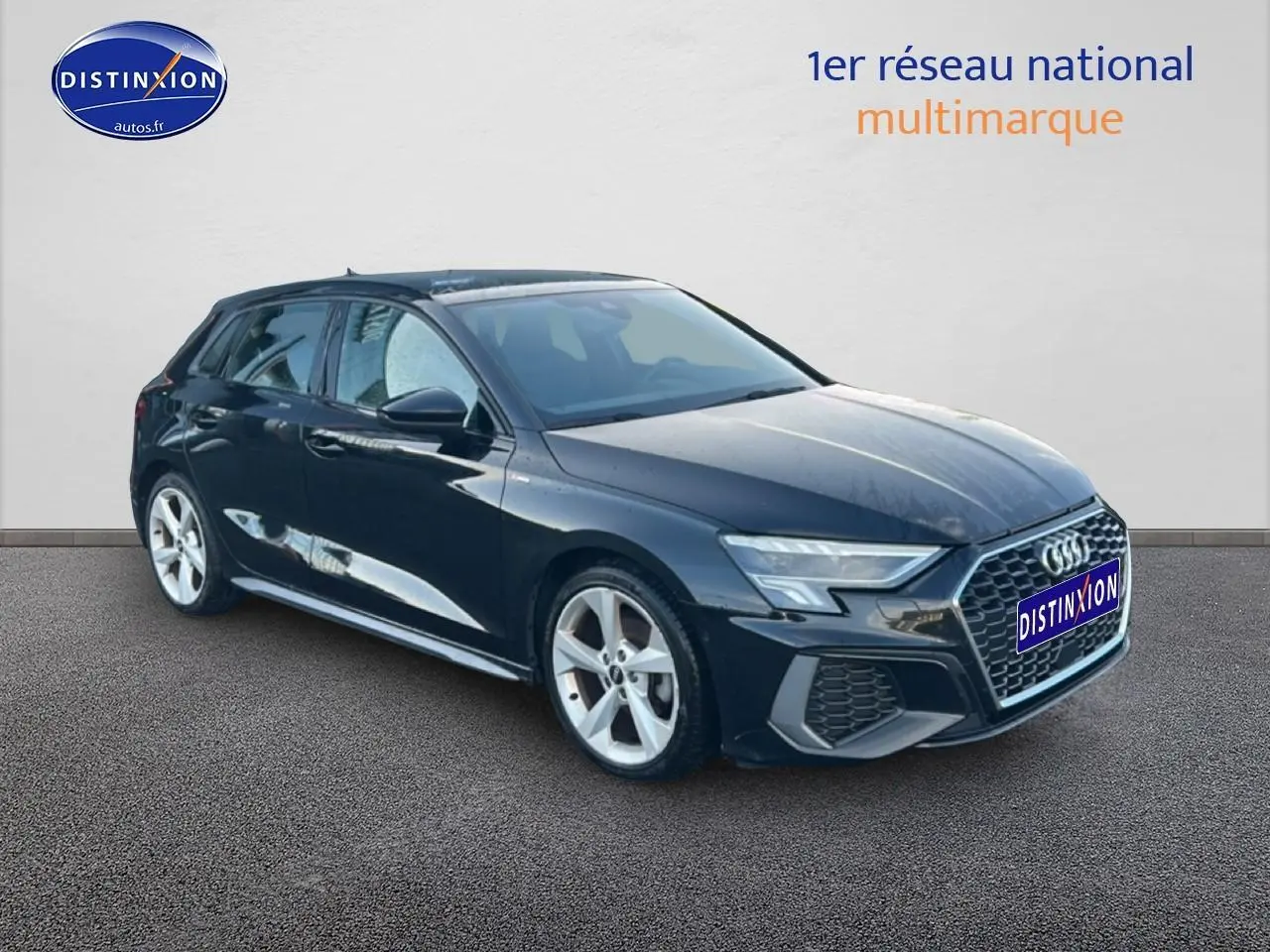 Audi A3 Sportback noir vue 3/4 avant droit avec calandre hexagonale et jantes 5 branches argentées