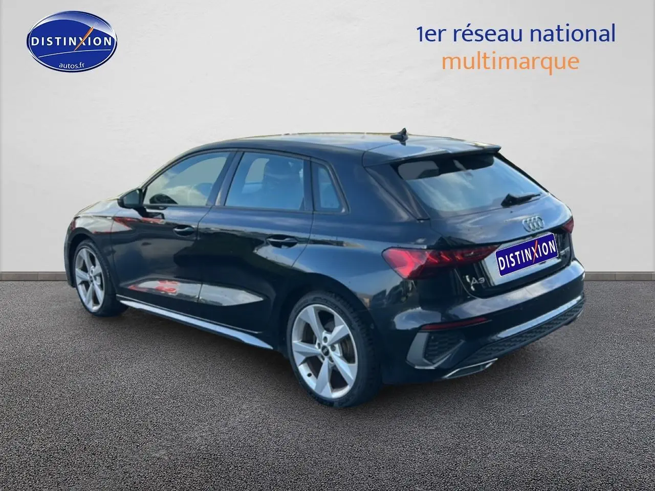 Audi A3 Sportback noir vue 3/4 arrière droit, avec jantes 18 pouces style dynamique et feux arrière LED.