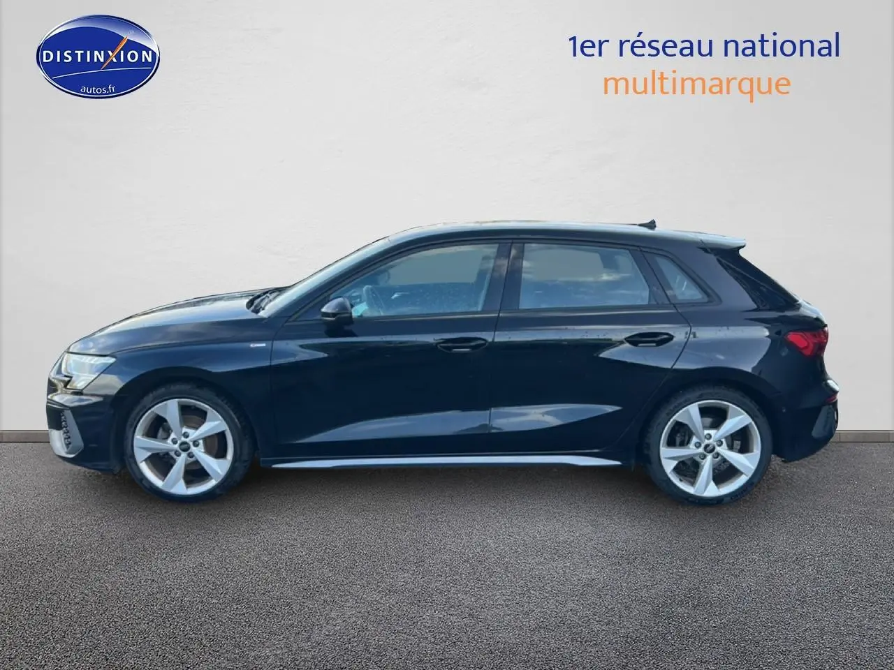 Audi A3 Sportback noir vue de profil côté gauche, soulignant ses jantes 18 pouces et lignes dynamiques.