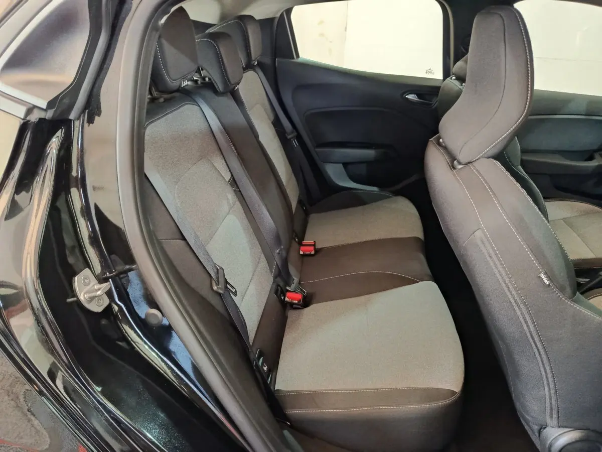 Vue intérieure côté gauche sur la banquette arrière grise et noire d'une Renault Clio 2025 Evolution Blue dCi 100.