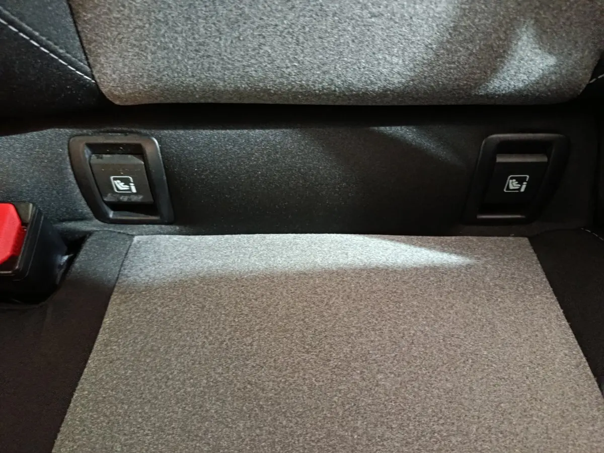 Gros plan sur les ancrages Isofix arrière du siège de la Renault Clio Evolution Blue dCi 100 2025, tissu gris.