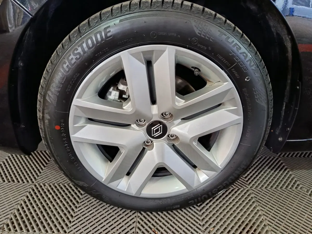 Gros plan sur la jante alliage argentée et pneu Bridgestone d'une Renault Clio Evolution Blue dCi 100 -25.