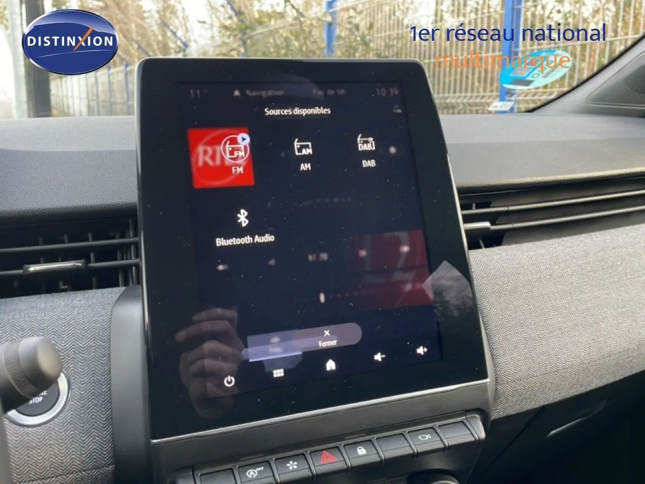 Vue intérieure centrée sur l'écran tactile multimédia de la Renault Clio V 1.0 ECO-G 100CH TECHNO, tableau de bord gris.