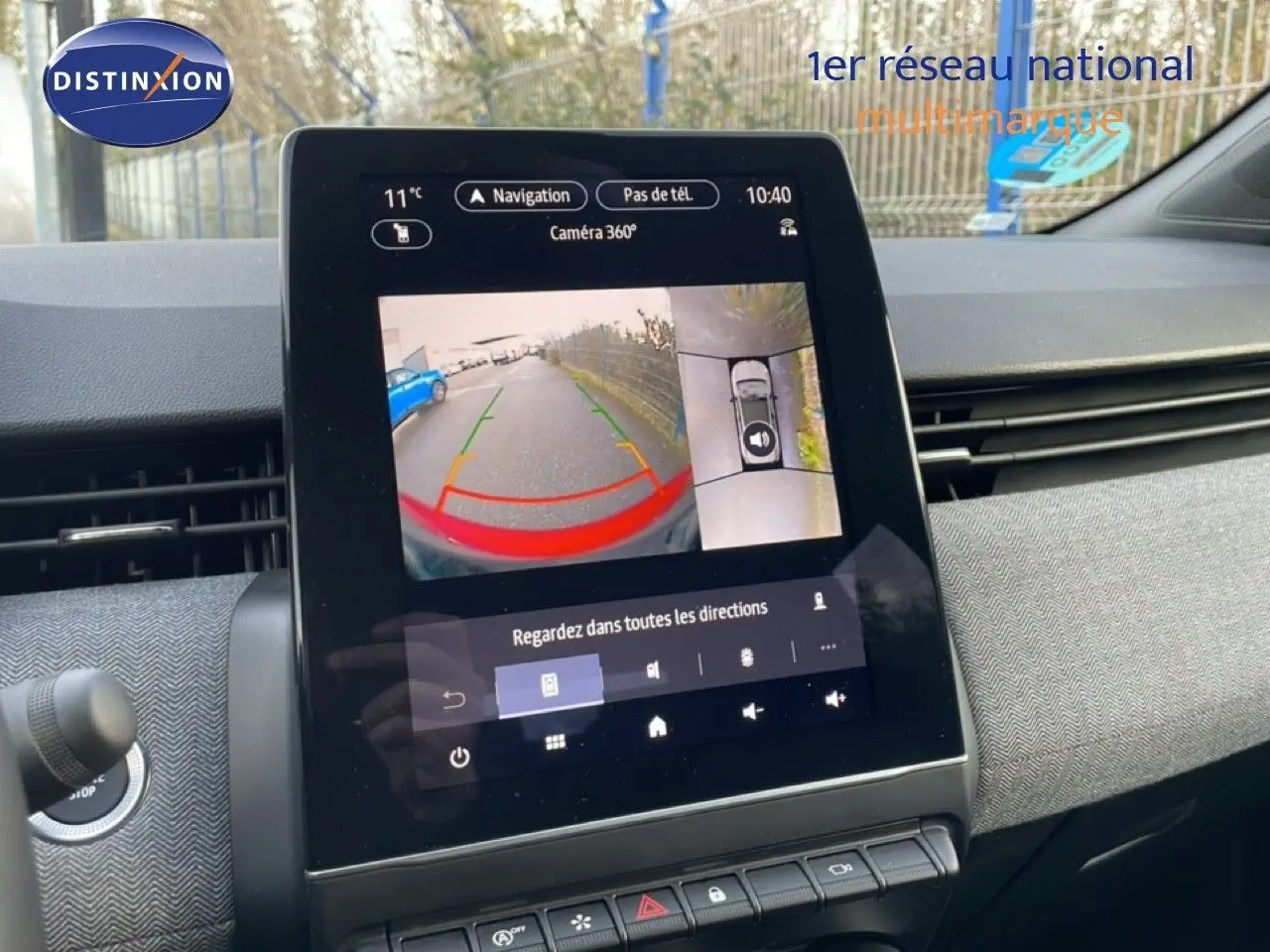 Vue rapprochée de l'écran multimédia intérieur de la Renault Clio 2025 affichant la caméra 360° en marche.