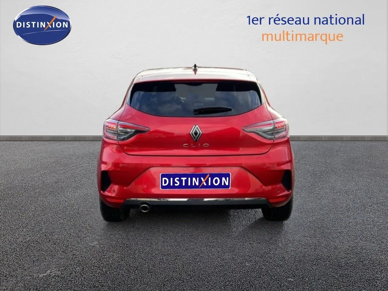 Vue arrière d'une Renault Clio 2025 rouge désir métal, avec feux LED et lunette arrière teintée.
