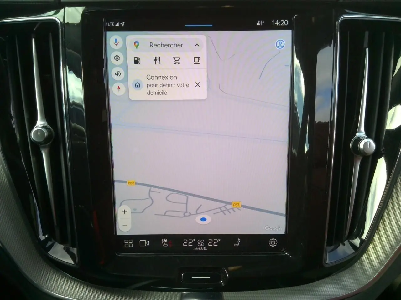 Écran tactile central du tableau de bord du Volvo XC60 2023 avec navigation et commandes climatisation visibles.