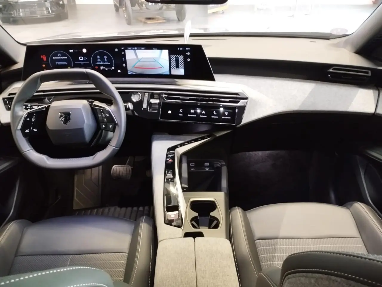 Vue intérieure avant du Peugeot 3008 2024 avec i-Cockpit panoramique, écran incurvé et sellerie gris clair.