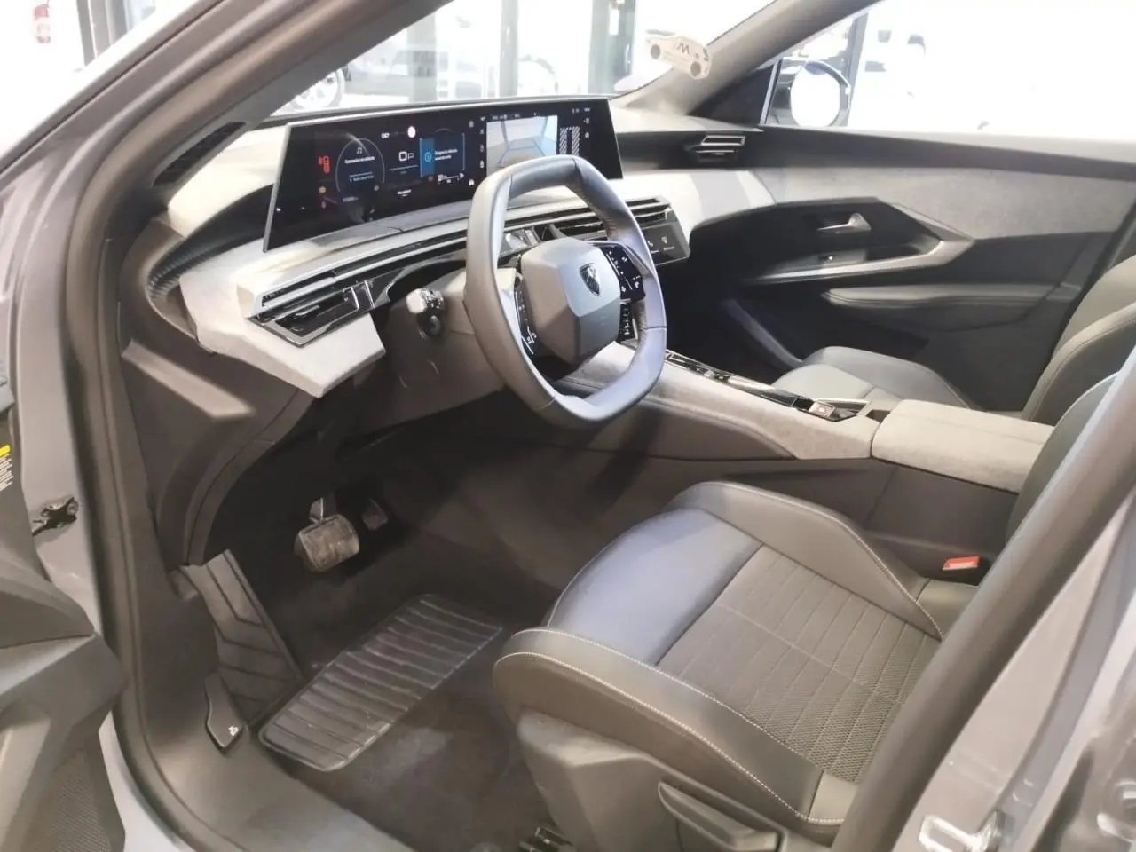 Intérieur avant droit du Peugeot 3008 gris Artense, avec i-Cockpit panoramique et écran incurvé flottant.