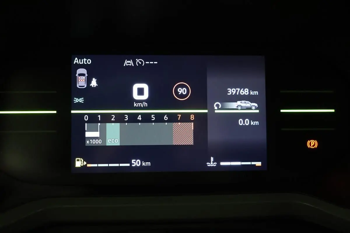 Tableau de bord numérique du Dacia Duster 2024 affichant vitesse, régime moteur, autonomie et kilométrage.