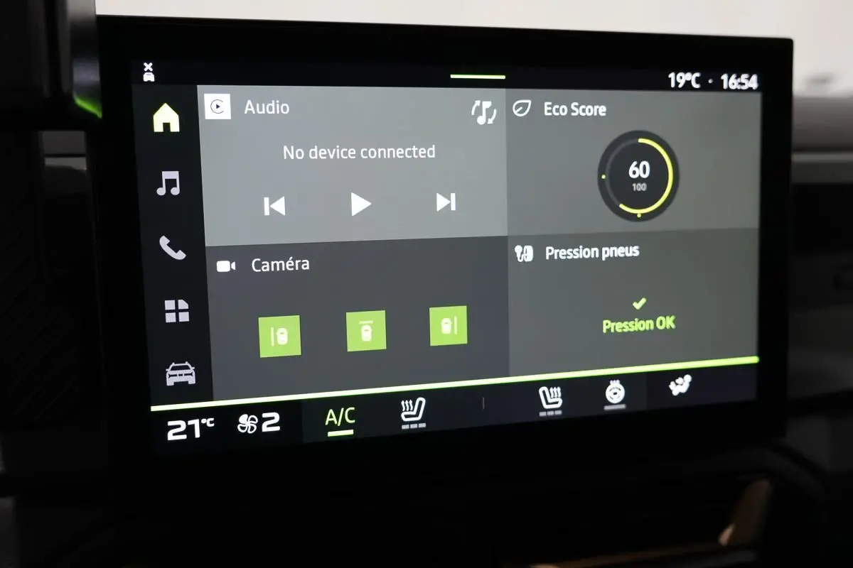 Écran tactile intérieur du Dacia Duster 2024 affichant les réglages climatisation, caméra et pression pneus.