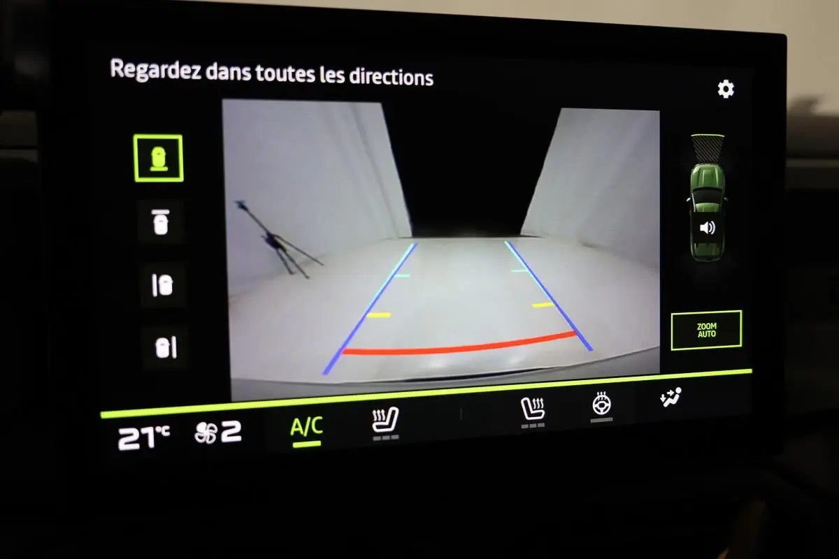 Écran de caméra de recul du Dacia Duster 2024 affichant les lignes de guidage et vue arrière en intérieur véhicule.