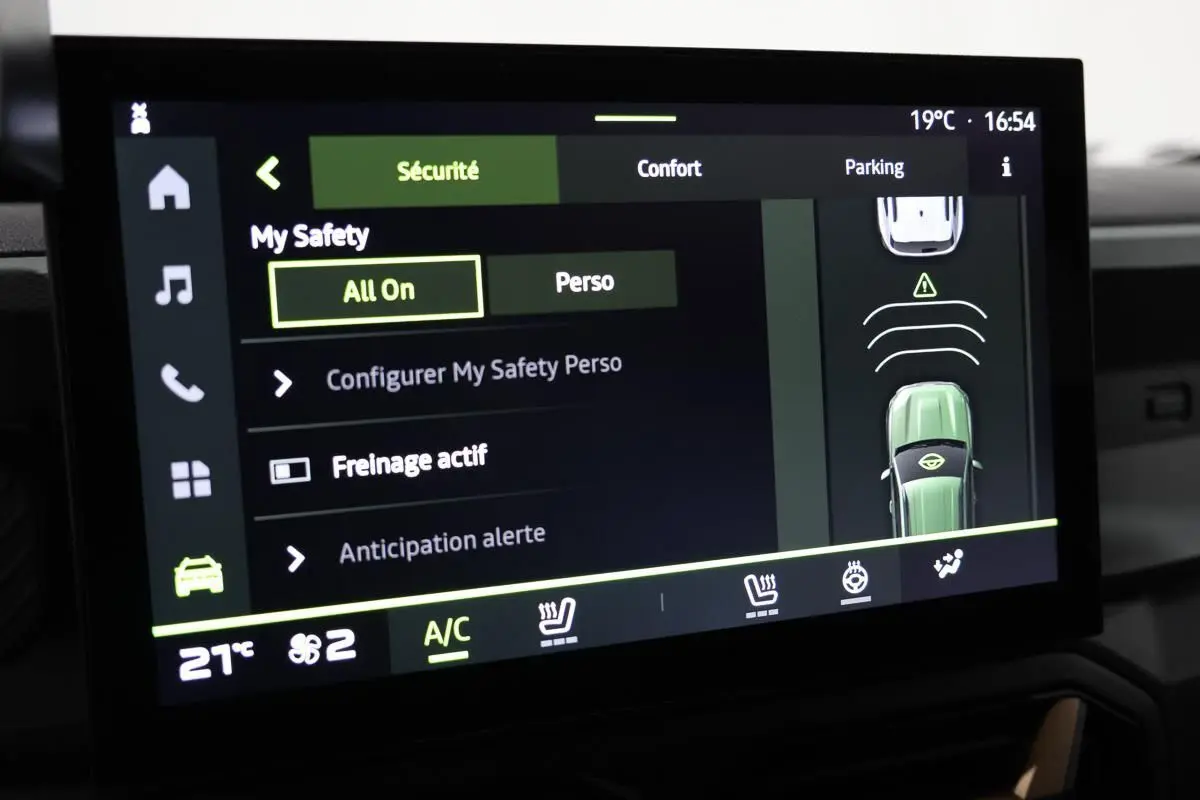 Écran tactile intérieur du Dacia Duster 2024 affichant les réglages de sécurité et climatisation.