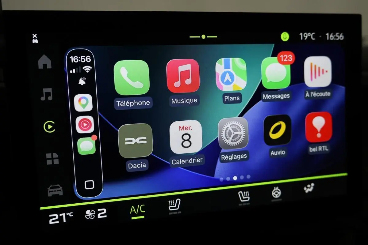 Écran tactile intérieur du Dacia Duster 2024 affichant les applications connectées et commandes climatisation.