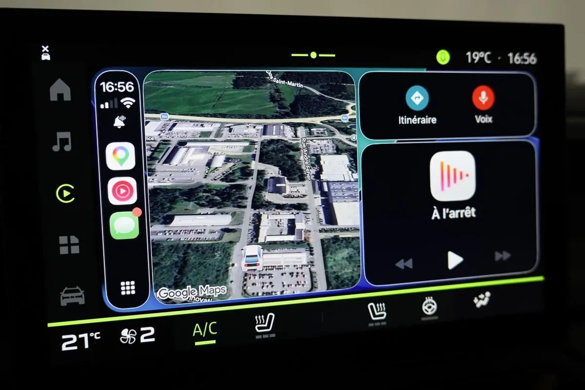 Écran tactile du tableau de bord du Dacia Duster 2024 montrant la navigation Google Maps en vue satellite.